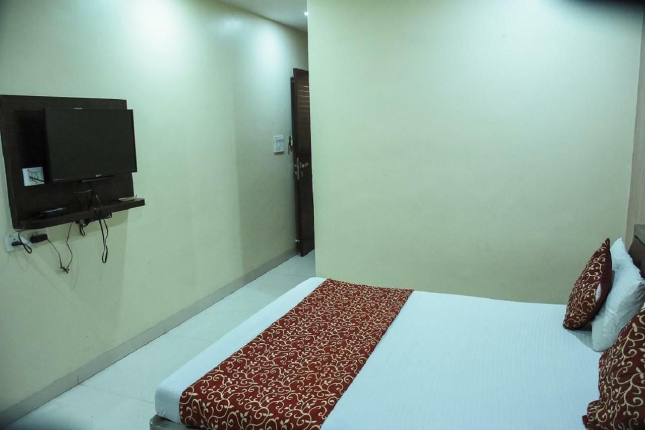 Hotel Dilip Indaur Exteriér fotografie